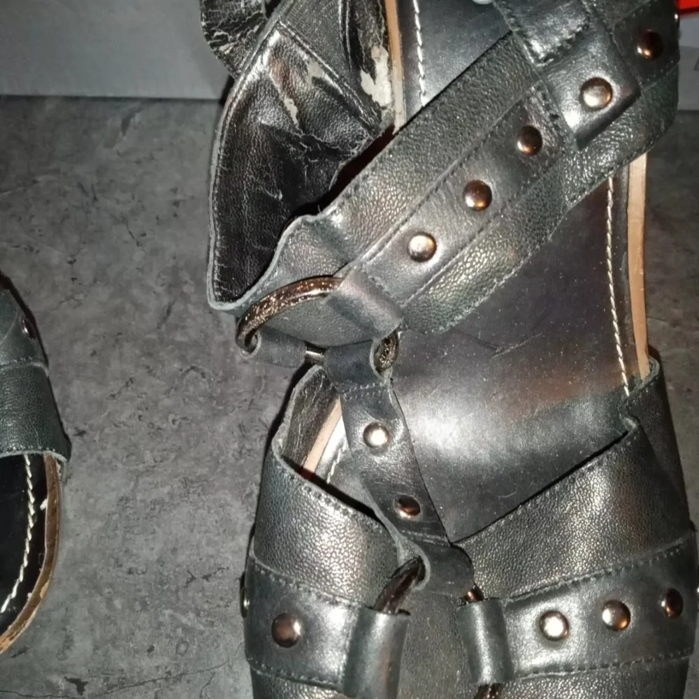 Jessica Simpson SZ 10 Black High Heels w/ Buckles and Wooden Base Pre-Owned - Picture 4 of 13